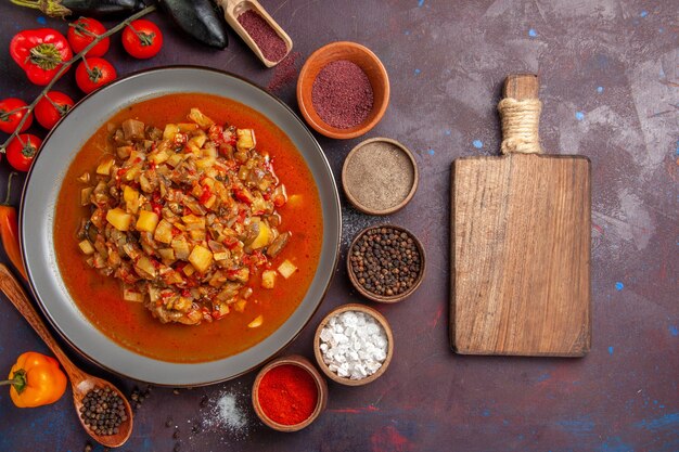 Vista superior de verduras cocidas en rodajas con salsa y condimentos en el fondo oscuro comida comida cena sopa salsa vegetal