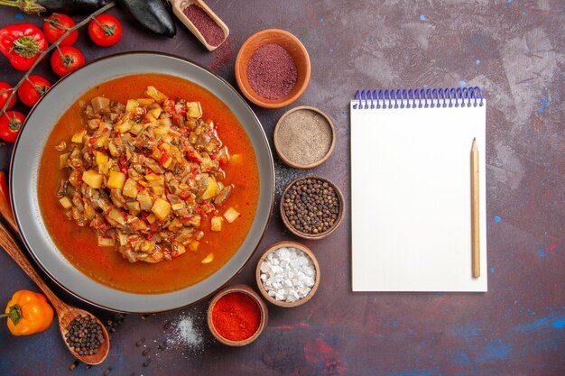 Vista superior de verduras cocidas en rodajas con salsa y condimentos sobre fondo oscuro comida salsa comida cena sopa verduras