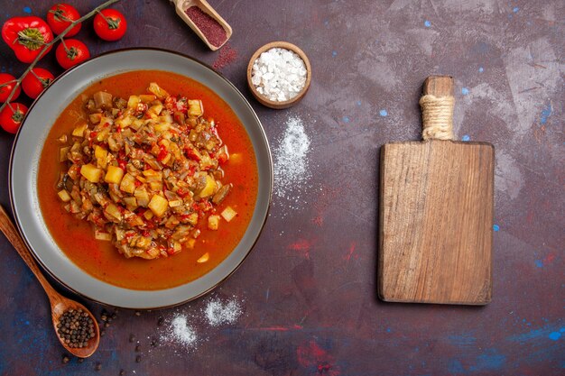 Vista superior de verduras cocidas en rodajas con salsa en el escritorio oscuro comida salsa comida cena sopa vegetal