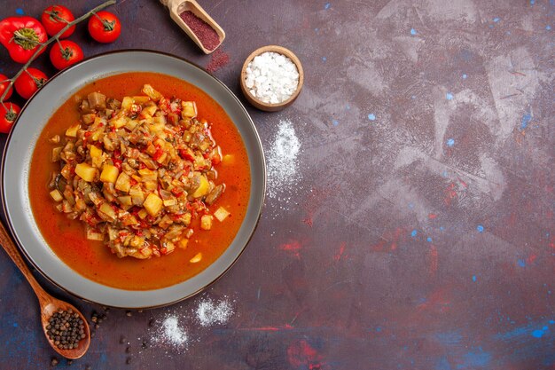 Vista superior de verduras cocidas en rodajas con salsa sobre el fondo oscuro comida salsa comida cena sopa vegetal