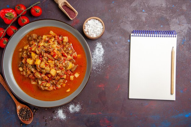 Vista superior de verduras cocidas en rodajas con salsa sobre el fondo oscuro comida salsa comida cena sopa vegetal