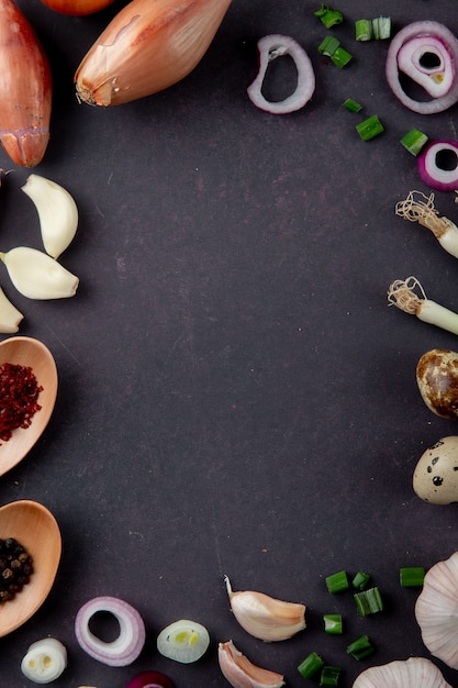 Foto gratuita vista superior de verduras como chalote ajo cebolleta cebolla de huevo sobre fondo marrón con espacio de copia