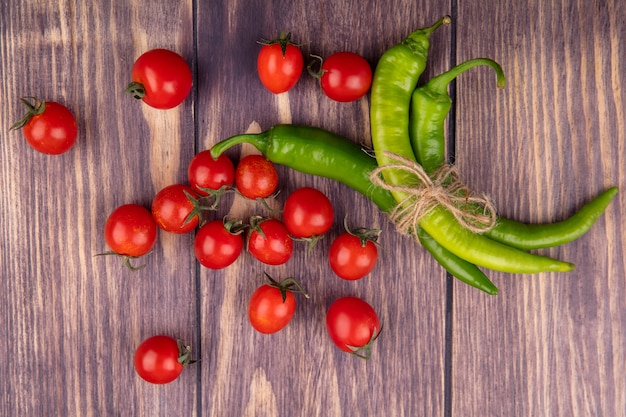 Vista superior de verduras como pimiento y tomate en superficie de madera