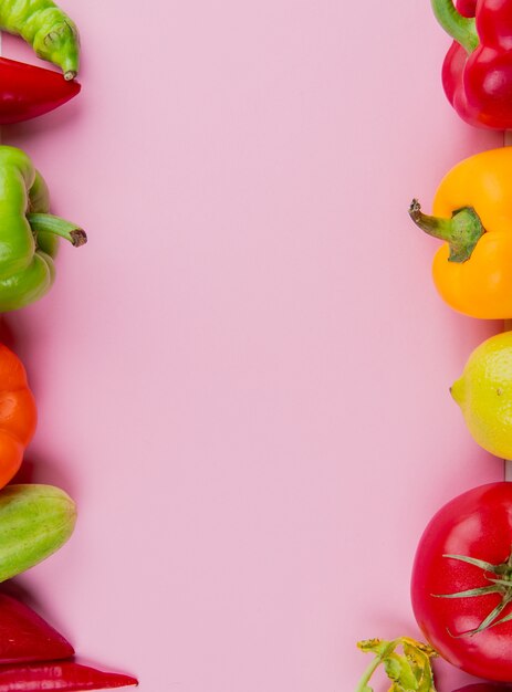 Vista superior de verduras como tomate pimiento pepino en púrpura con espacio de copia