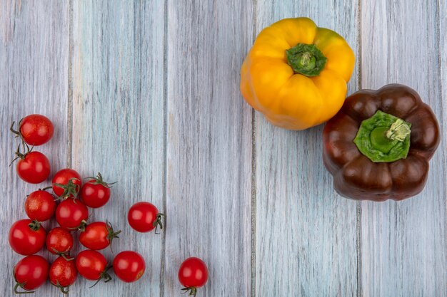 Vista superior de verduras como tomate y pimiento sobre superficie de madera