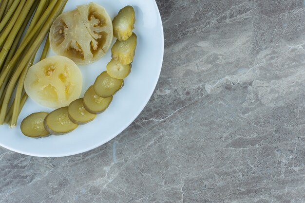 Vista superior de verduras enlatadas. Rodajas de pepino y tomate.