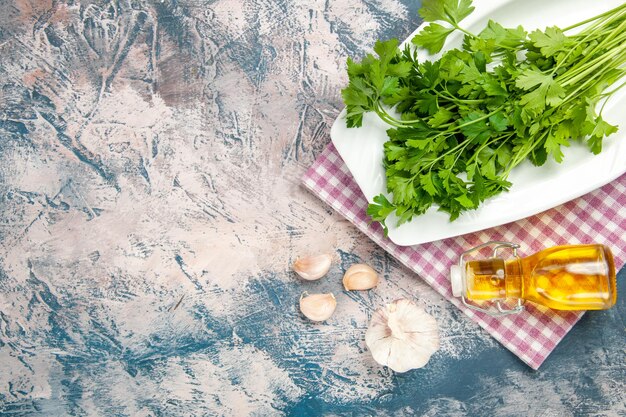 Vista superior de verduras frescas con aceite sobre fondo claro