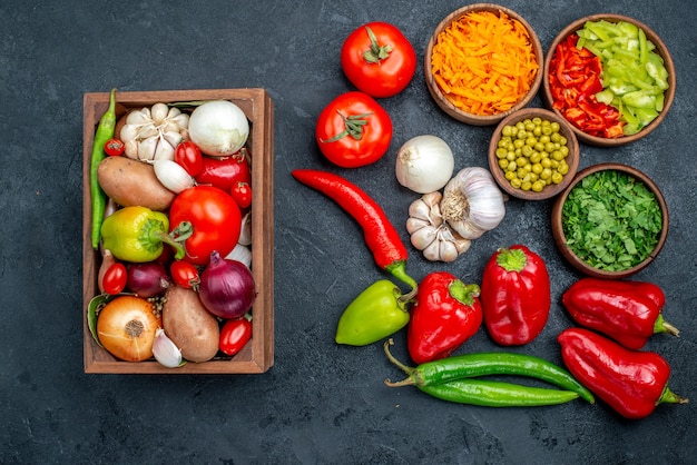 Vista superior de verduras frescas con ajo en colores maduros de comida de ensalada de mesa oscura