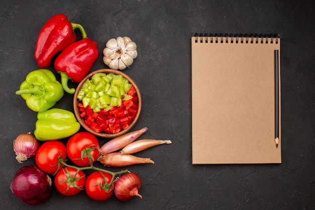 Foto gratuita vista superior de verduras frescas con bloc de notas sobre fondo gris ensalada saludable comida vegetal