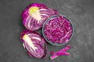 Foto gratuita vista superior de verduras frescas de col roja en rodajas sobre fondo oscuro