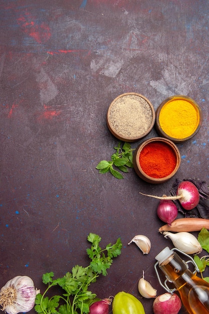 Foto gratuita vista superior de verduras frescas con condimentos en negro