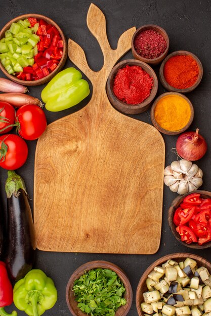 Foto gratuita vista superior de verduras frescas con condimentos sobre fondo gris, pimienta, ensalada de salud picante, vegetales