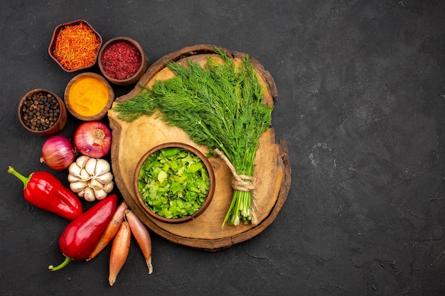 Vista superior de verduras frescas con condimentos y verduras en la superficie oscura ensalada saludable comida madura vegetal