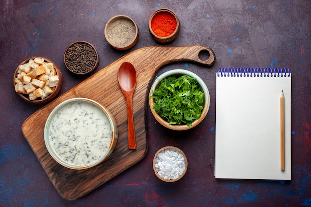 Foto gratuita vista superior de verduras frescas dentro de un tazón redondo con bloc de notas dovga y bizcochos en la mesa oscura, vegetales de alimentos frescos verdes