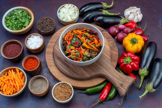 Vista superior de verduras frescas con ensalada de condimentos y verduras en un escritorio oscuro, ensalada, comida, merienda vegetal