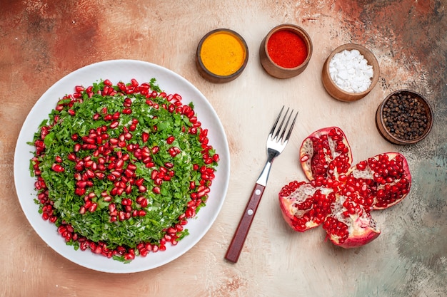 Vista superior de verduras frescas con granadas peladas en la mesa de luz verduras comida de frutas