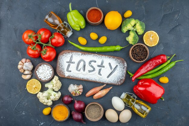 Vista superior de verduras frescas con huevos y condimentos sobre fondo oscuro carne mariscos cena plato agua color comida sabrosa