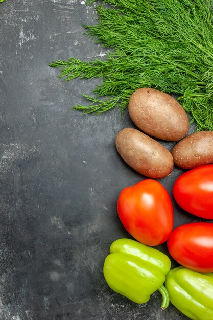 Vista superior de verduras frescas patatas tomates verdes y pimientos
