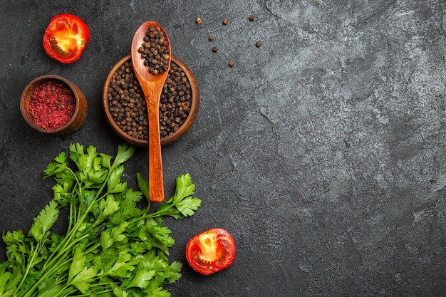 Vista superior de verduras frescas con pimiento y tomates sobre una superficie gris