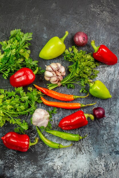 Vista superior de verduras frescas con pimientos y ajo en una mesa de color gris claro, ensalada, comida, plato de color, comida, vida sana