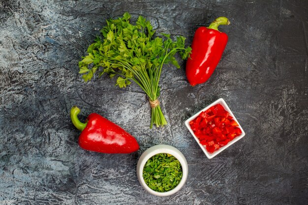 Vista superior de verduras frescas con pimientos rojos en la mesa gris claro