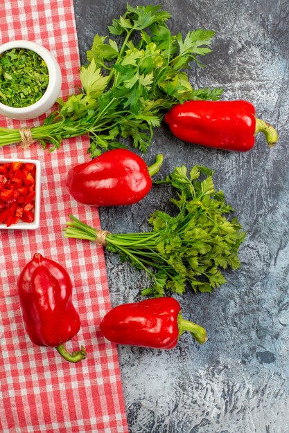 Vista superior de verduras frescas con pimientos rojos en la mesa gris claro