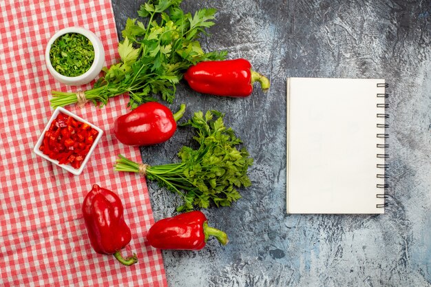 Vista superior de verduras frescas con pimientos rojos en la mesa gris claro