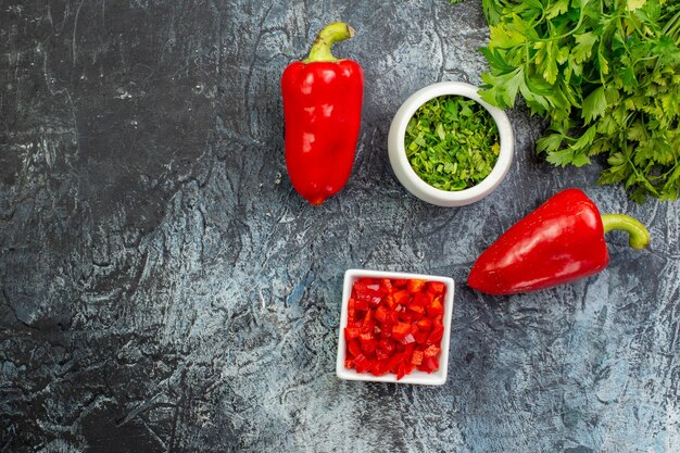 Vista superior de verduras frescas con pimientos rojos en la mesa gris claro