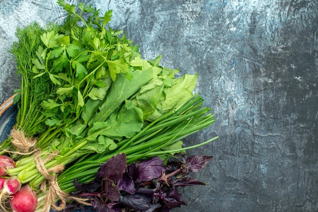 Vista superior de verduras frescas con rábano sobre fondo claro oscuro