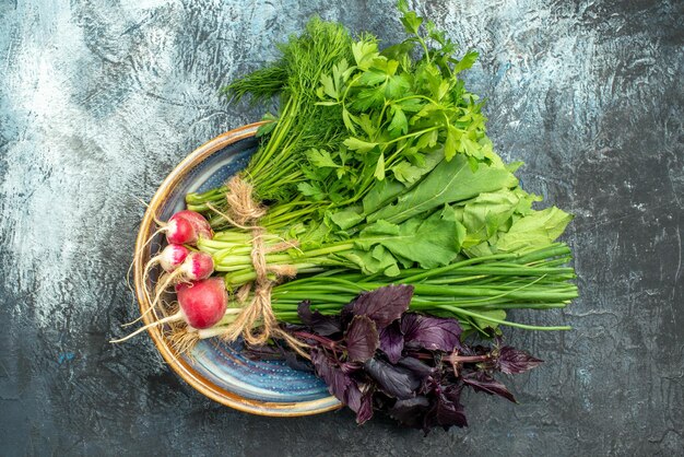 Vista superior de verduras frescas con rábano sobre fondo claro oscuro