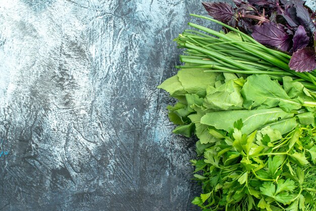 Vista superior de verduras frescas con rábano sobre fondo claro oscuro