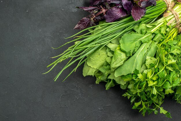 Vista superior de verduras frescas con rábano sobre fondo oscuro