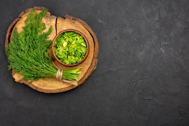 Vista superior de verduras frescas en la salud de la ensalada de comida de color verde de superficie oscura