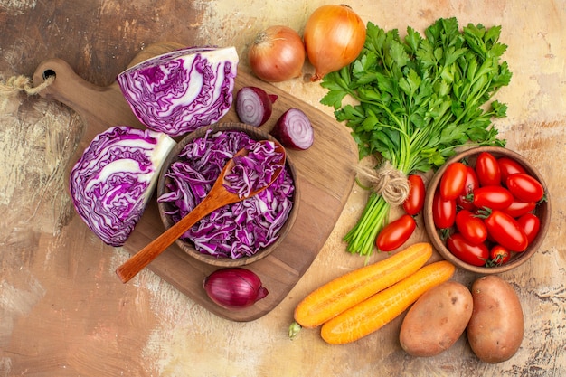 Vista superior de verduras frescas y saludables para ensalada casera sobre un fondo de madera con espacio libre para texto