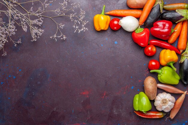 Vista superior de verduras frescas sobre fondo gris oscuro comida ingrediente vegetal