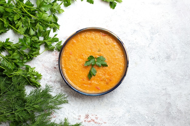 Vista superior de verduras frescas con sopa de frijoles llamada merci superficie blanca producto verde comida comida