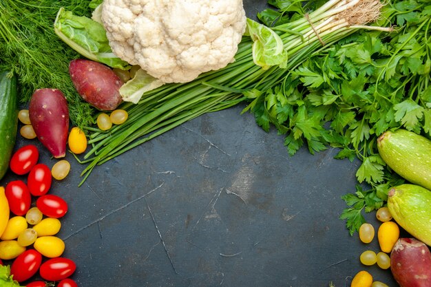 Vista superior de verduras frescas tomates cherry cumcuat coliflor perejil calabacín eneldo espacio libre