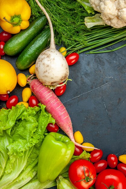 Vista superior de verduras frescas tomates cherry cumcuat coliflor rábano cebolla verde perejil pepinos pimientos tomates espacio libre