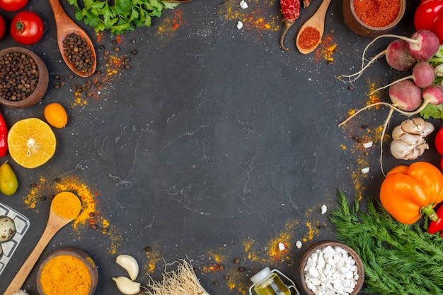 Vista superior de verduras frescas varias especias en pequeños cuencos cucharas de madera en el espacio libre de la mesa