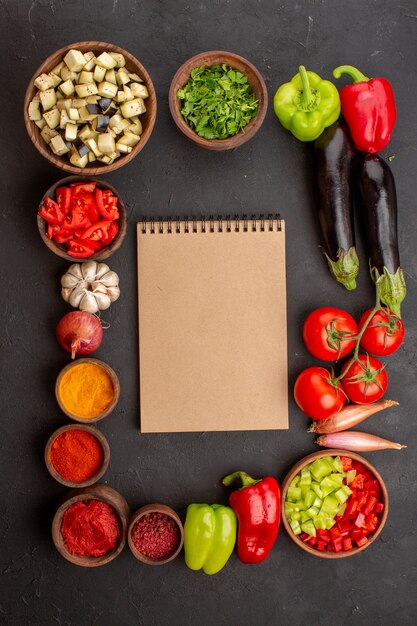 Vista superior de verduras frescas con verduras y condimentos en el escritorio gris ensalada de comida saludable comida vegetal