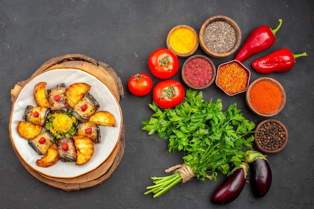 Foto gratuita vista superior de verduras frescas con verduras y condimentos en negro