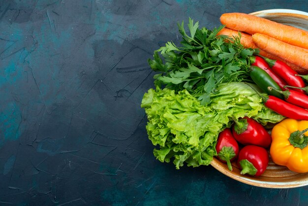 Vista superior de verduras frescas con verduras en el escritorio azul, almuerzo, ensalada, comida vegetal