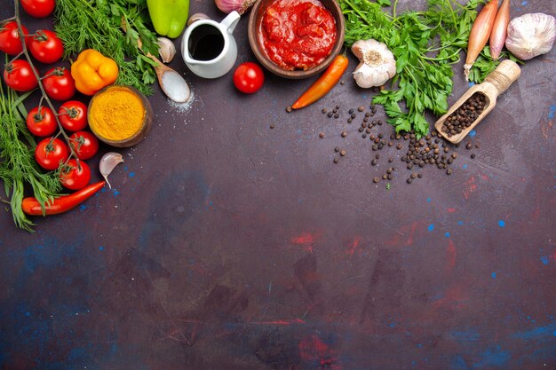 Vista superior de verduras frescas con verduras en el espacio oscuro