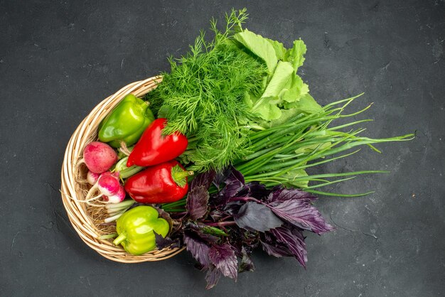 Vista superior de verduras frescas con verduras en el fondo oscuro