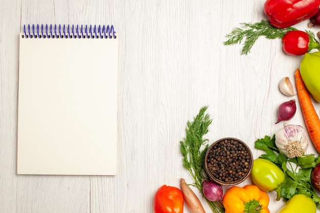 Vista superior de verduras frescas con verduras en luz blanca ensalada verde madura salud