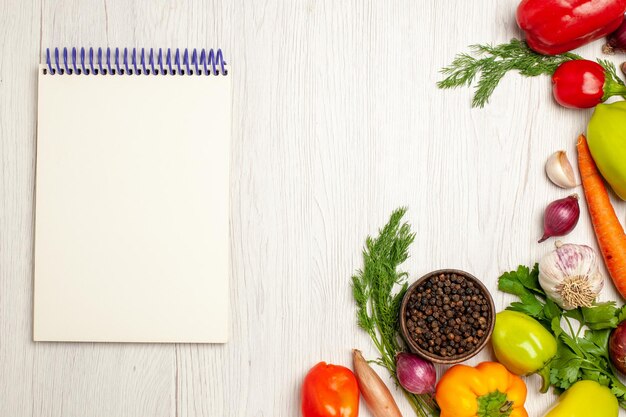 Vista superior de verduras frescas con verduras en luz blanca ensalada verde madura salud