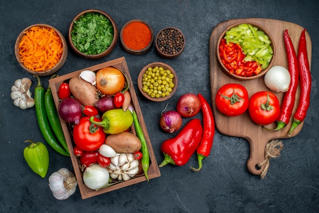 Vista superior de verduras frescas con verduras en la mesa oscura ensalada madura de color vegetal