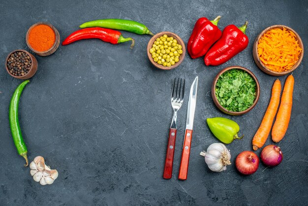 Vista superior de verduras frescas con verduras en la mesa oscura ensalada de verduras maduras