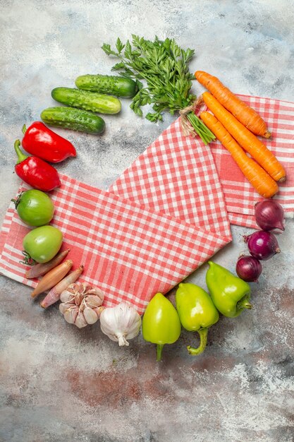 Vista superior de verduras frescas con verduras sobre fondo claro