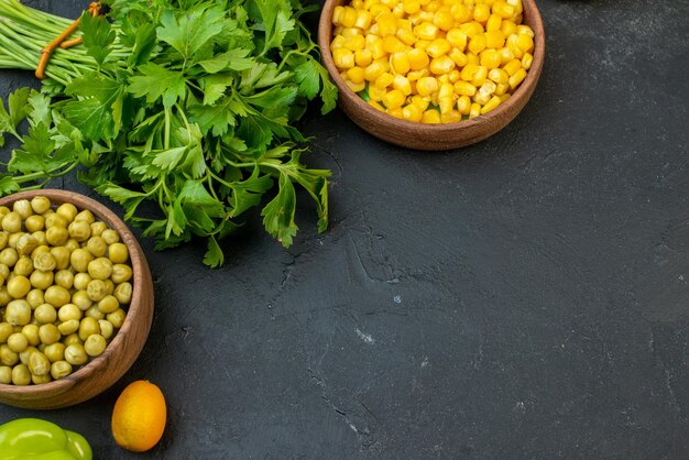 Vista superior de verduras frescas con verduras sobre fondo gris ensalada comida salud vegetal dieta color fresco comida de frijol